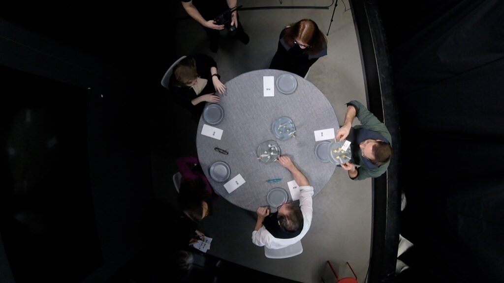 Participants discuss around the table their elderly future.